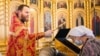 В России священник РПЦ заявил, что готов пожать руку Навальному. Его уволили 