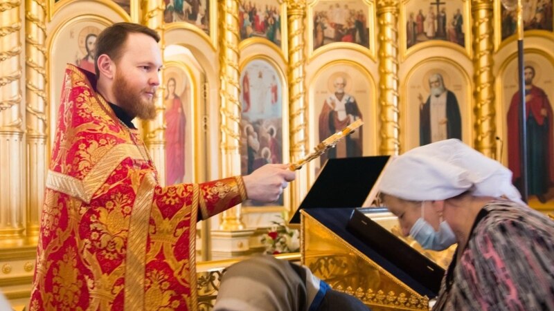 В России священник РПЦ заявил, что готов пожать руку Навальному за премию Сахарова. Его уволили 