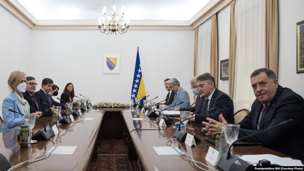 Članovi Predsjedništva Bosne i Hercegovine na sastanku s delegacijama SAD-a i EU-a, 29. oktobar 2021.
