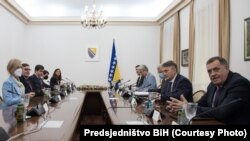 Članovi Predsjedništva Bosne i Hercegovine na sastanku s delegacijama SAD-a i EU-a, 29. oktobar 2021.