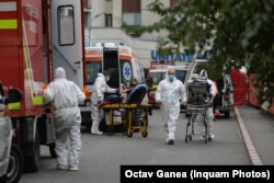 Ambulanțele fac coadă în zona de primiri urgențe a Spitalului Universitar din București, care este supraaglomerat. Pacienții Covid sunt tratați de multe ori chiar în ambulanțe sau așteaptă cu orele pe culoarele spitalului pentru a se elibera un loc.