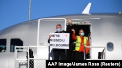 Ekuipazhi i fluturimit të realizuar më 1 nëntor në Australi, duke mbajtur mbishkrimin "Melbërn, na ke munguar".
