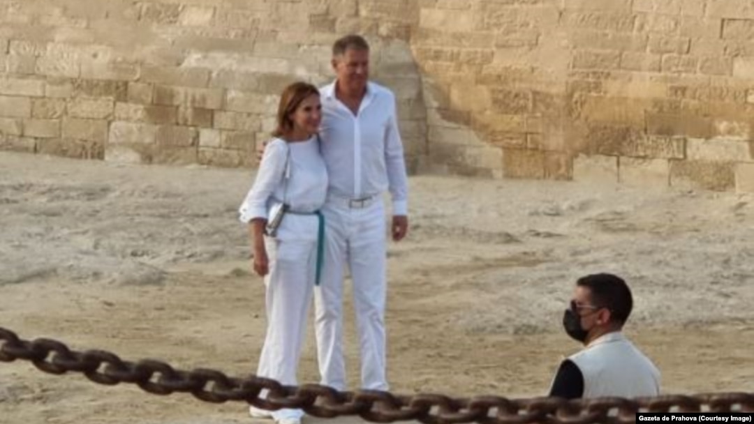 Președintele Klaus Iohannis a fost miercuri, 27 octombrie 2021, într-o vizită de stat în Egipt, la invitația omologului său -președintele Abdel Fattah El-Sisi. După întrevedere, alături de prima doamnă, a plecat în excursie.