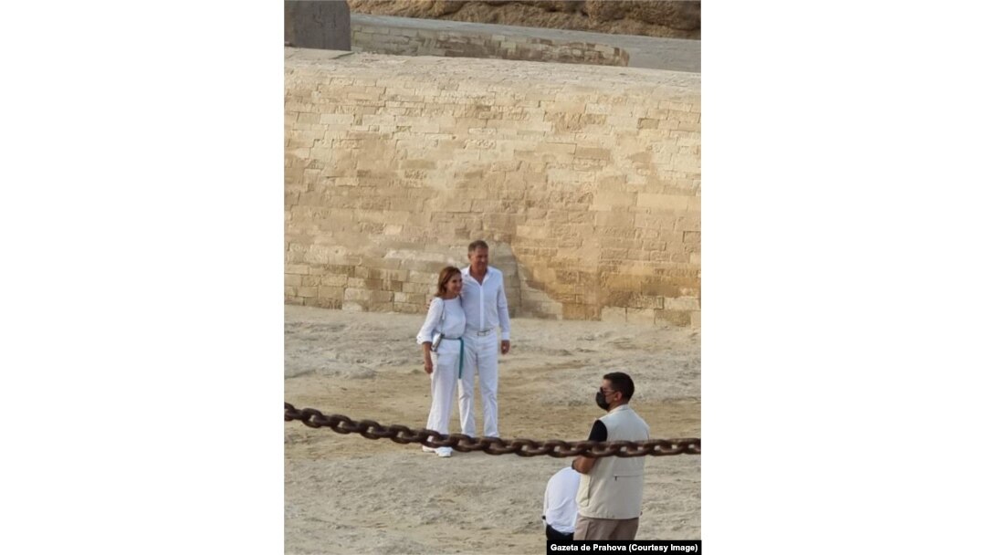 Klaus Iohannis și soția sa Carmen se fotografiază la Piramidele din Egipt.