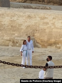 Klaus Iohannis și soția sa Carmen se fotografiază la Piramidele din Egipt.