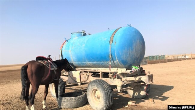 Воду для себя фермеры привозят водовозом