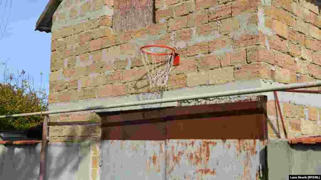 Баскетбольное кольцо прикручено к стене строящегося дома&nbsp;