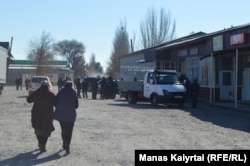 Жители собираются у кафе. Село Пиджим Панфиловского района Алматинской области, 6 ноября 2021 года