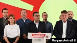 Zoran Zaev (u sredini) i Petre Šilegov (drugi s desna) na pres-konferenciji posle održanih lokalnih izbora, Skoplje (31. oktobar 2021.)