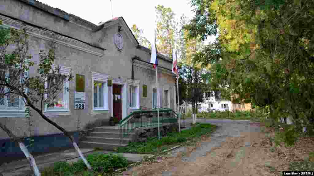 На фасаде здания сельского совета красуется советский герб