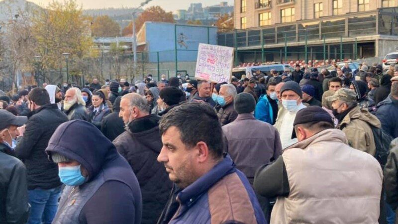 Оппозиционеры остаются у здания администрации правительства Грузии