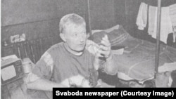 Юры Хадыка ў СІЗА на Валадарскага, травень 1996. Фота з газэты «Свабода»