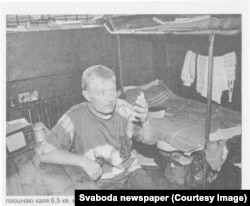 Юры Хадыка ў СІЗА на Валадарскага, травень 1996. Фота з газэты «Свабода»
