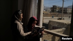 آرشیف - دختری که پس از بازگشت طالبان به قدرت از رفتن به مکتب محروم شده است