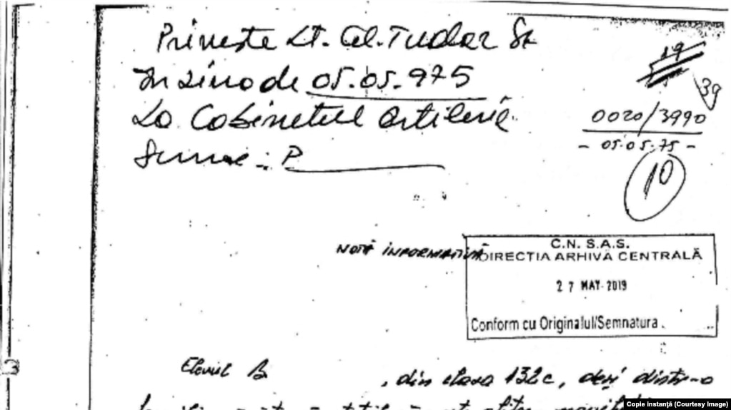 A doua notă din 1975 scrisă de mână de către Traian Băsescu. Relatează despre relațiile unui coleg cu străini. Click pentru toate paginile