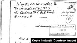 A doua notă din 1975 scrisă de mână de către Traian Băsescu. Relatează despre relațiile unui coleg cu străini. Click pentru toate paginile