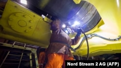 На фото, зробленому 9 вересня, видно, як фахівець зварює трубу під час завершального етапу будівництва газопроводу «Північний потік-2» у Балтійському морі