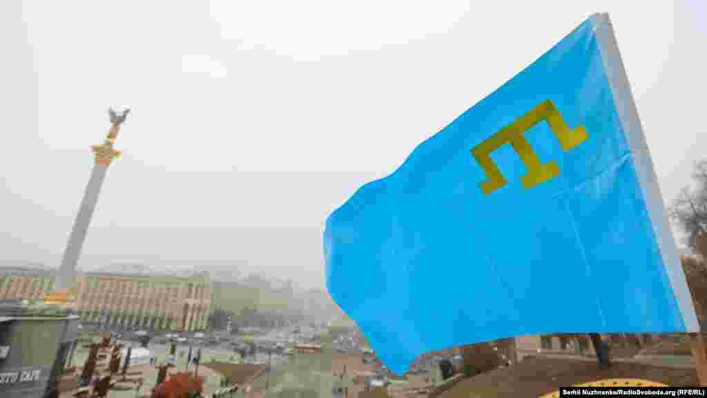 Прапор кримських татар на фоні Майдану Незалежності у центрі Києва