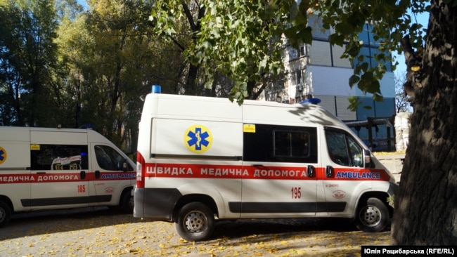 Дві швидкі біля одного з будинків у Дніпрі