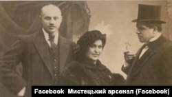 Олександра Екстер із братами Володимиром (ліворуч) і Давидом Бурлюками