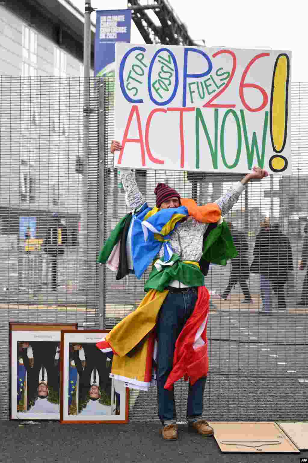 Jean-Baptiste Redde, vagy ahogy sokan ismerik, Voltuan plakáttal a kezében tüntet a klímaügyi találkozó helyszínén. A francia aktivista a fosszilis energiahordozók mellőzésére és azonnali intézkedésekre szólít fel