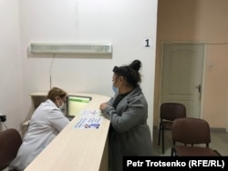 Мадина Конакбаева в поликлинике, куда привозят согласившихся пройти обследование на туберкулез. Караганда, 19 октября 2021 года
