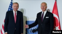 Presidenti turk Recep Tayyip Erdogan gjatë takimit me presidentin e SHBA-së, Joe Biden në samitin e G20-ës në Romë të Italisë më 31 tetor. 