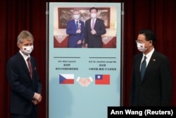 Президент Сената Чешской Республики Милош Выстрчил (слева) и глава МИД Тайваня Джозеф У (справа) в Праге. 26 октября 2021 года