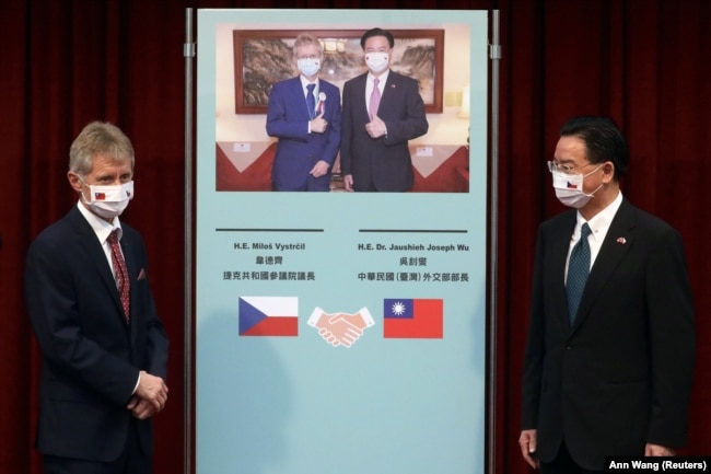 Президент Сената Чешской Республики Милош Выстрчил (слева) и глава МИД Тайваня Джозеф У (справа) в Праге. 26 октября 2021 года
