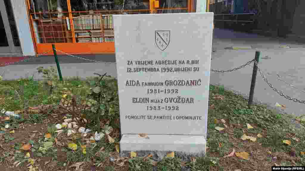 U ulici Hamdije Kreševljakovića, u Opštini Centar, je spomen-ploča Aidi i Eldinu koji su se igrali ispred zgrade, jer je tog dana bilo na snazi &bdquo;primirje&ldquo;.