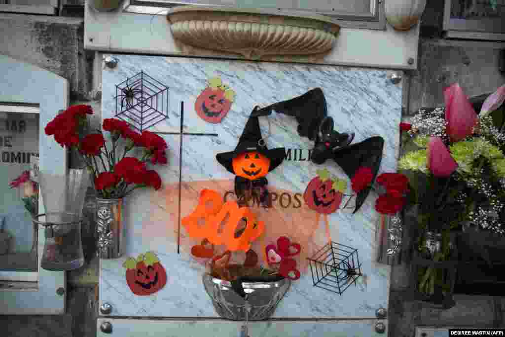 A halottak napjához kötődik a mindenszentek ünnepe is. Az ősi kelta hagyományokból kialakult Halloweent már csaknem az egész világon megtartják október 31-én