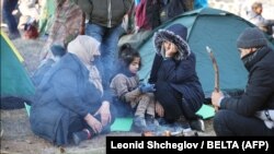 Imigranți ilegali, blocați în Belarus, la granița cu Polonia, în regiunea Grodno, 9 noiembrie 2021.