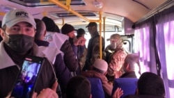 Aqmescitteki mahkeme ögünde tutulğanlarnı Rusiye quvetçileri avtobusqa mindire