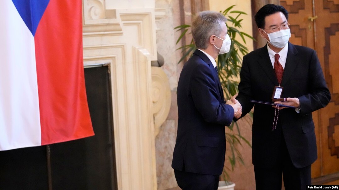 Czech Senate speaker Milos Vystrcil (left) awards Taiwanese Foreign Minister Joseph Wu with the highest Senate honor during his visit to Prague on October 27.