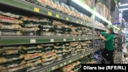 Полки с макаронными изделиями в супермаркете