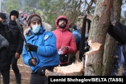 Нелегальні мігранти намагаються зруйнувати загороджувальну лінію польського кордону у Гродненській області Білорусі. 8 листопада 2021 року