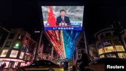 Кытай Эл Республикасынын (КЭР) лидери Си Цзинпиндин Бээжиндин ортосундагы чоң экрандагы кайрылуусу.