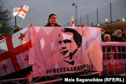 Акція на підтримку Міхеїла Саакашвілі під в'язницею в Руставі. Грузія, 6 листопада 2021 року