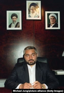 سید حسین موسویان، سفیر ایران در آلمان در زمان قتل فرخزاد، در سفارت تهران در بن در آبان ۱۳۷۵
