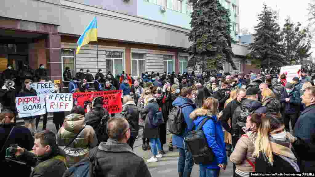 Суд був під посиленою охороною поліції і Національної гвардії, а сам вхід на територію суду перекрили автомобілі правоохоронців