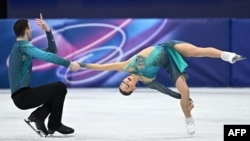 ანასტასია მეტელკინა და ლუკა ბერულავა მილანის არენაზე გამოსვლისას. 16 თებერვალი, 2026 წელი