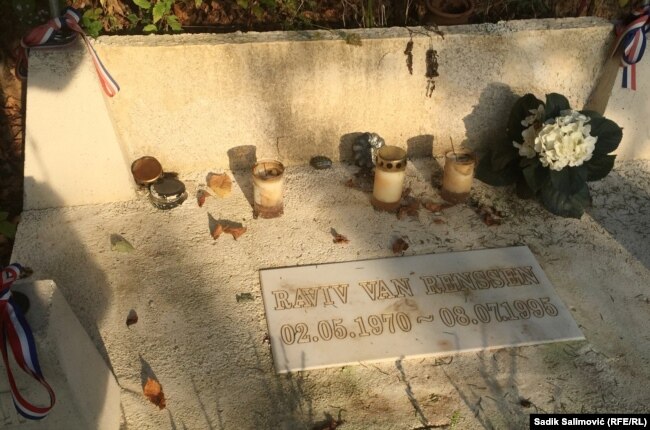 Rawiv Van Renssen je ubijen u naselju Bibići, kraj Srebrenice, gdje je i sahranjen. Njegovi Roditelji Ben i Paula redovno obilaze i njegov grob u okolini Srebrenice.