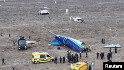 Vedere din dronă de la locul prăbușirii avionului companiei Azerbaidjan Airlines, în apropiere de orașul Aktau din Kazahstan.