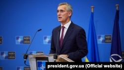 Jens Stoltenberg tokom zajedničke konferencije sa predsednikom Ukrajine Volodimirom Zelenskim u Briselu, 16. decembar 2021. 