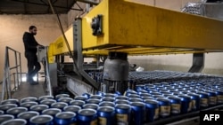 فایریکه مشروبات الکی پاکستان در شهرک مری، منبع عکس آژانس خبری فرانس‌پرس