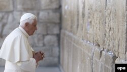 Papa Benedict XVI se roagă la Zidul Plîngerii la Ierusalim