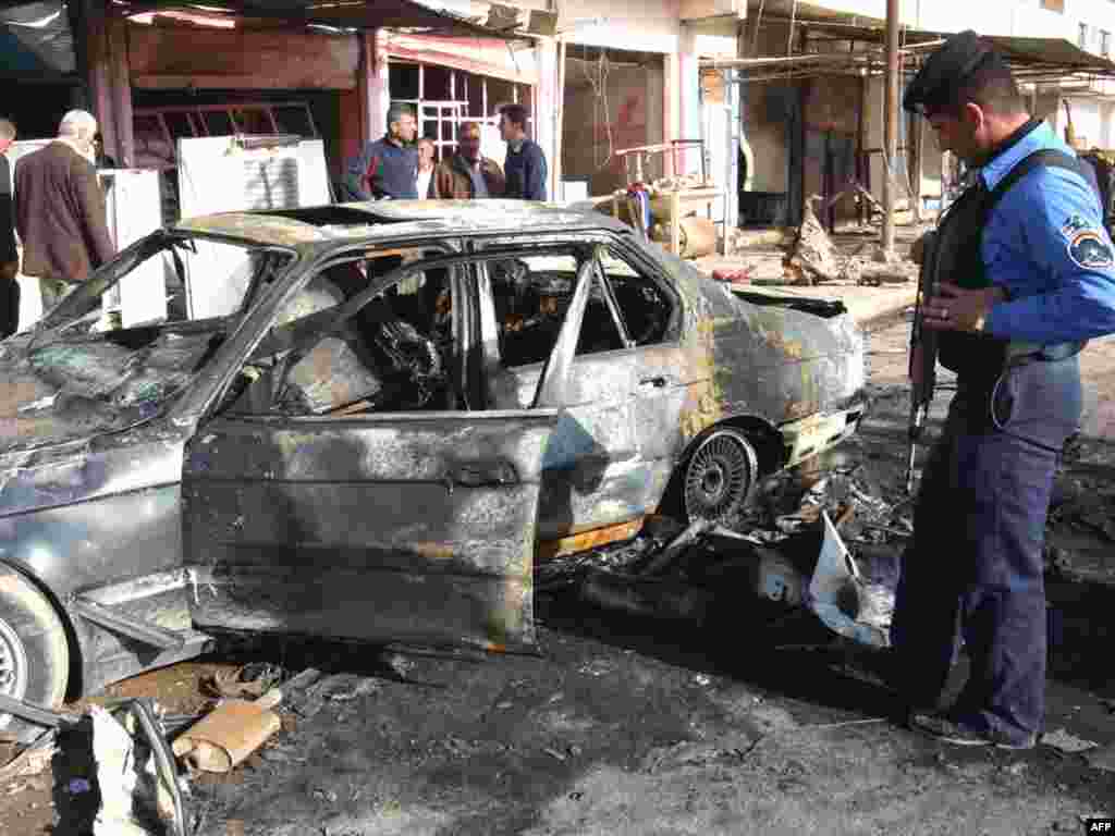 Irak - Auto bomba - Tri su auto bombe eksplodirale u posljednje vrijeme u Iraku.Ova se dogodila u Mosulu, dvoje ljudi je poginulo a šest ranjeno.