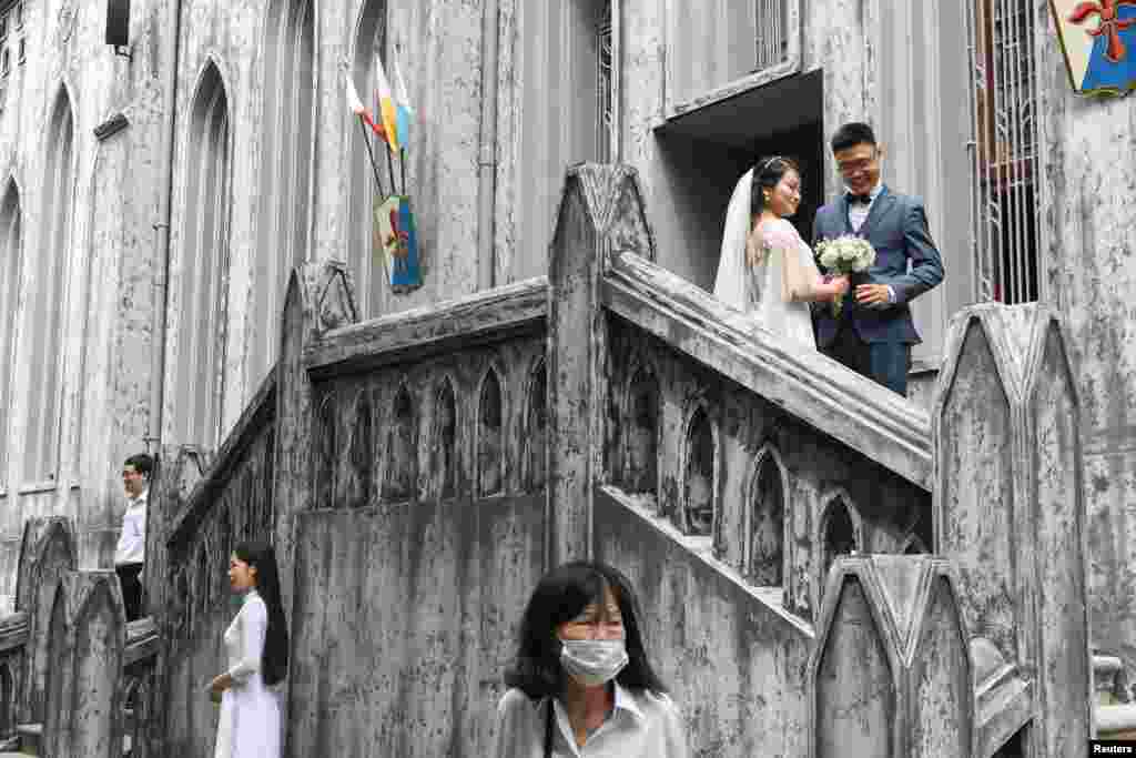 Një qift në Hanoi të Vietnamit ka zgjedhur të martohet për festën e Pashkëve. 
