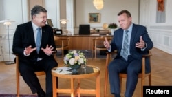 Петр Порошенко (л) и Ларс Лекке Расмуссен (п) во время встречи в Копенгагене, 5 апреля 2017 года