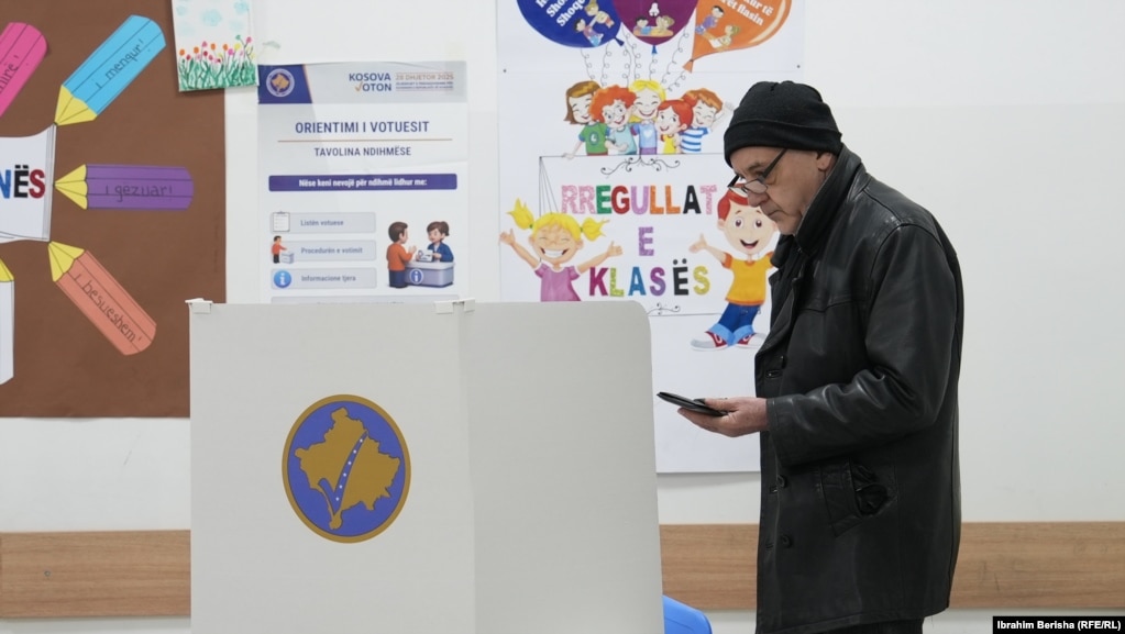 Një burrë shkon drejt kabinës për të votuar në zgjedhjet e parakohshme parlamentare në një qendër votimi në Prishtinë.